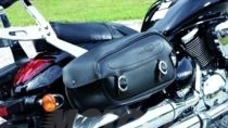 Kit Suzuki: Intruder M800 con borse laterali in pelle di serie