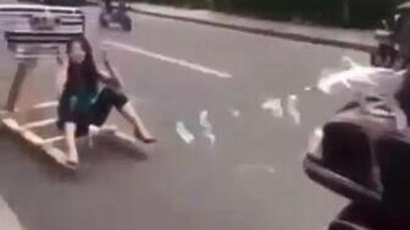 Il motociclista che ha devastato per sempre il suo rapporto di coppia [VIDEO VIRALE]