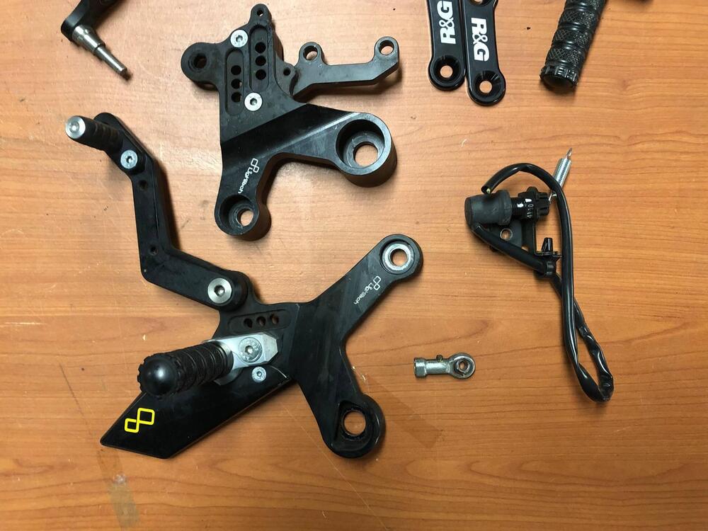 Kit pedane Lightech per Yamaha MT-09 100 % (2)