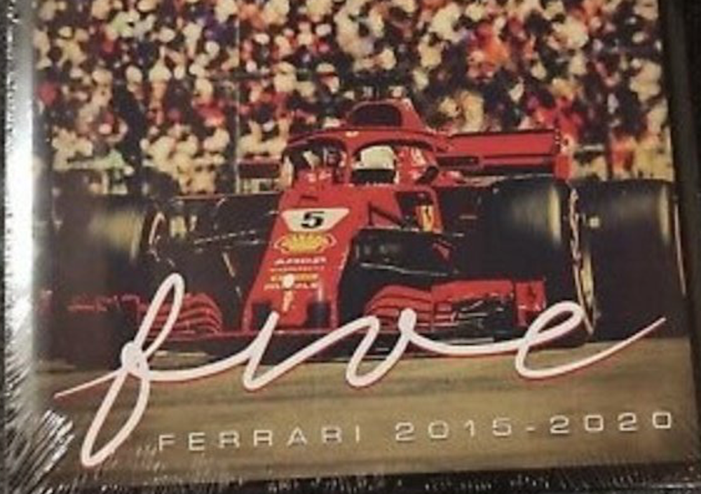 L&#039;ultimo regalo di Natale di Vettel alla squadra: un libro per gli uomini Ferrari 