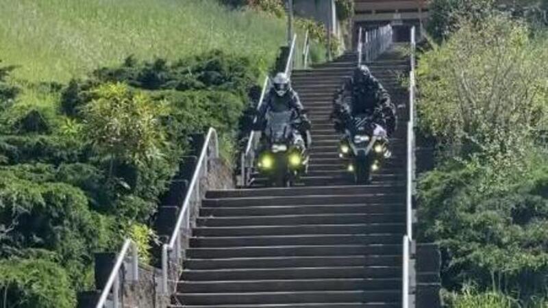 Moto stunt: le due BMW GS che si sentivano come la vallette di Sanremo [VIDEO VIRALE]