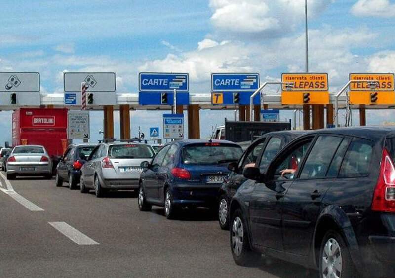 Conto alla rovescia per i pedaggi autostrada in base alle emissioni: fino a -75% per gli EV