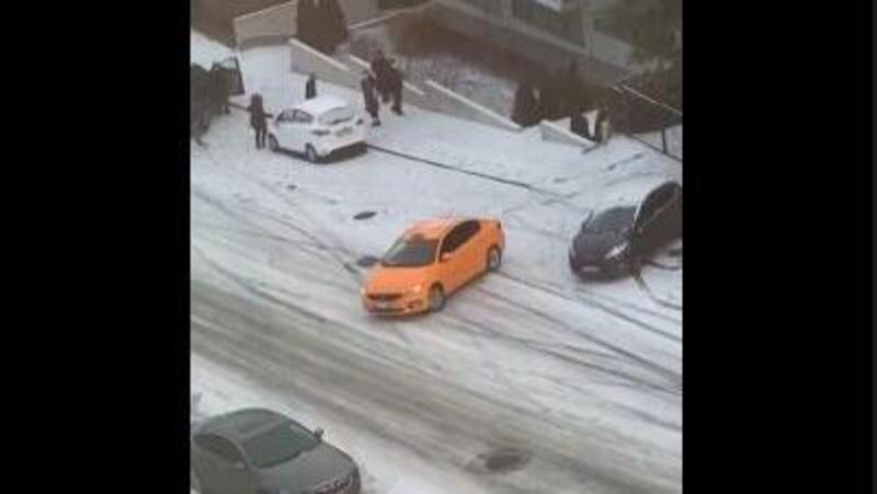 Ghiaccio, neve e zero grip: assembramento d&rsquo;auto nella capitale [VIDEO VIRALE]