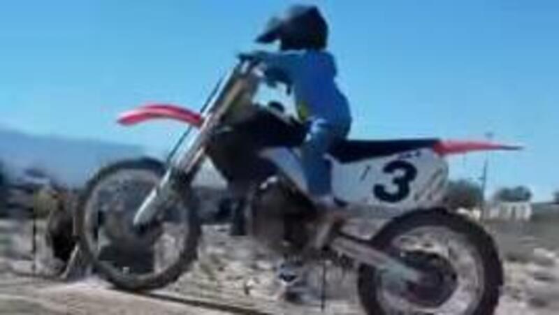 Il pilota &egrave; mini, la moto &egrave; maxi: a 4 anni sulla Honda CR 250 [VIDEO VIRALE]