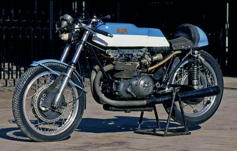 La pi&ugrave; famosa moto da Gran Premio progettata da Lino Tonti &egrave; stata la Bianchi bicilindrica 350. Quella qui mostrata &egrave; la versione del 1963, dotata di un telaio che nel reparto corse chiamavano &ldquo;bikini&rdquo; perch&eacute; realizzato in due parti. Il motore bialbero erogava una cinquantina di cavalli a poco pi&ugrave; di 10.000 giri/min