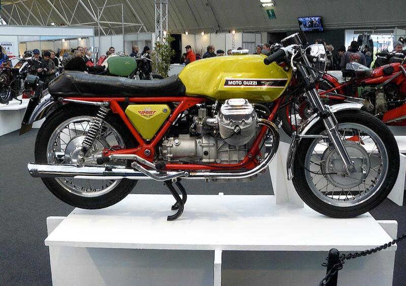 Con la V7 Sport, entrata in produzione nel 1971, alla Guzzi si &egrave; aperta una nuova era. Questo &egrave; uno dei primi 150 esemplari, dotati di telaio in tubi di acciaio al cromo-molibdeno verniciato di rosso. Il motore era stato riveduto e potenziato e il nuovo cambio era a cinque marce