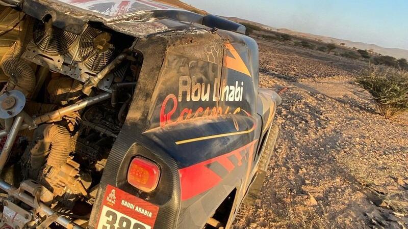 Dakar 2021. 1a Tappa. Labirinto Bisha. Salgono Price, KTM, e Sainz, Mini