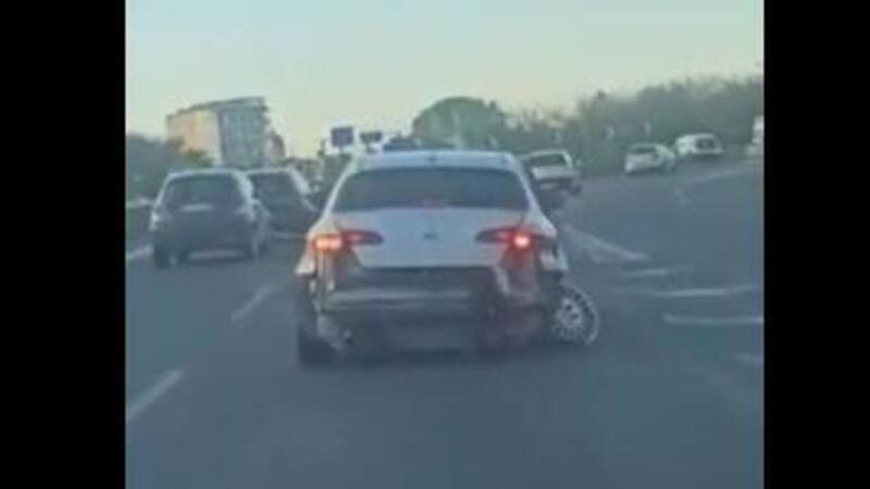 L&rsquo;Alfa Romeo che non muore mai: &egrave; distrutta, ma ancora marciante sulle strade di Napoli [VIDEO]