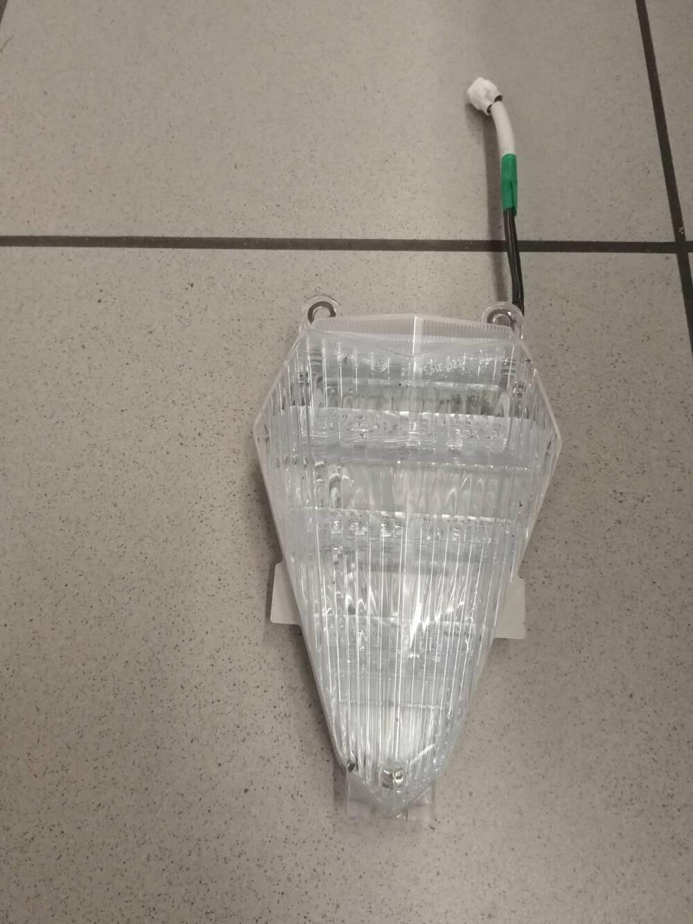 FARO POSTERIORE YAMAHA R6 2006