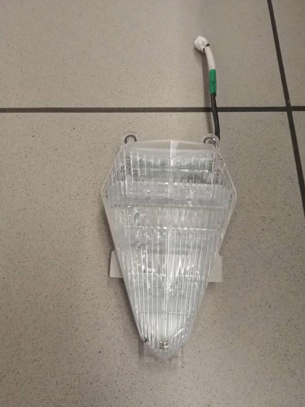 FARO POSTERIORE YAMAHA R6 2006 (2)