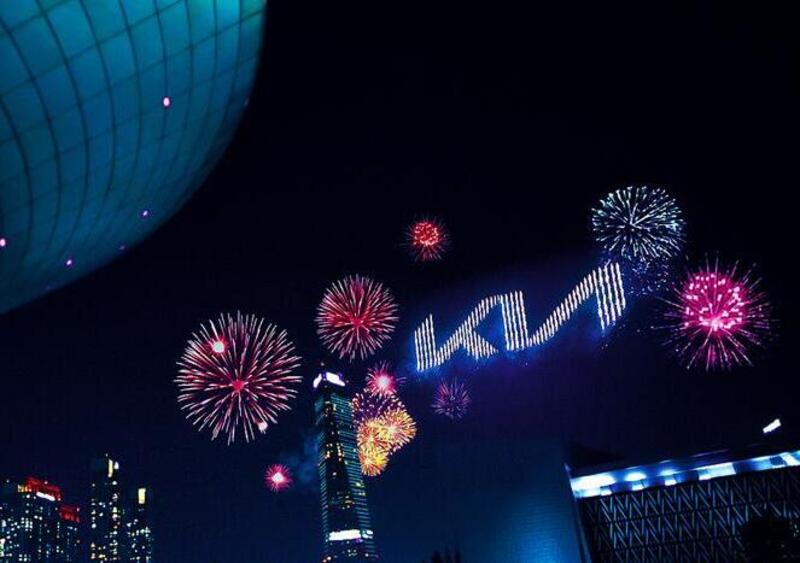 Kia presenta il nuovo logo con fuochi d&#039;artificio da record