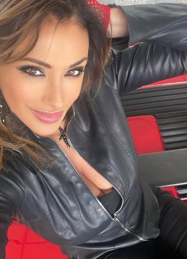 Sabrina Salerno con una Ferrari 208 GTS Turbo: ridateci subito gli anni Ottanta!