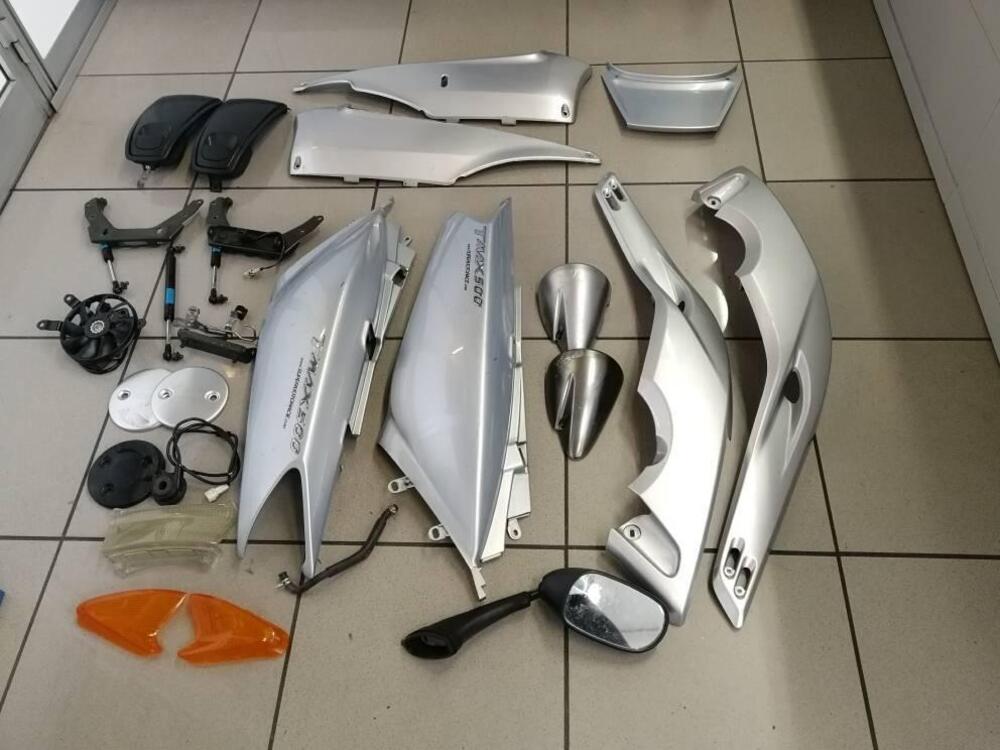 PEZZI VARI ORIGINALI YAMAHA TMAX 500 2001/06 (2)