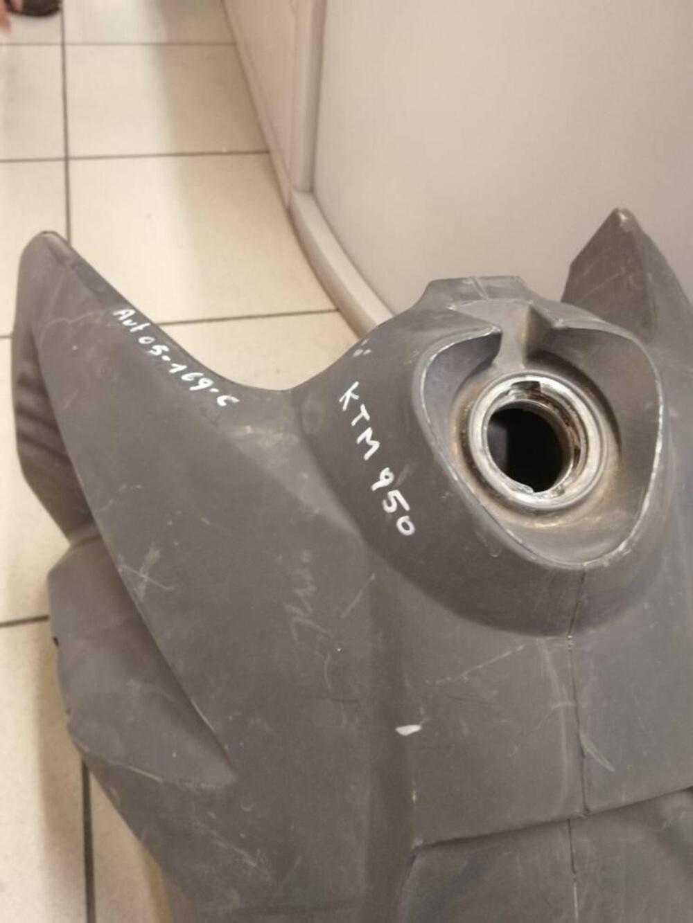 SERBATOIO ORIGINALE KTM SM950 (3)