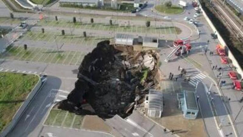 Napoli: si apre voragine nel parcheggio dell&#039;ospedale del Mare di Ponticelli [VIDEO]