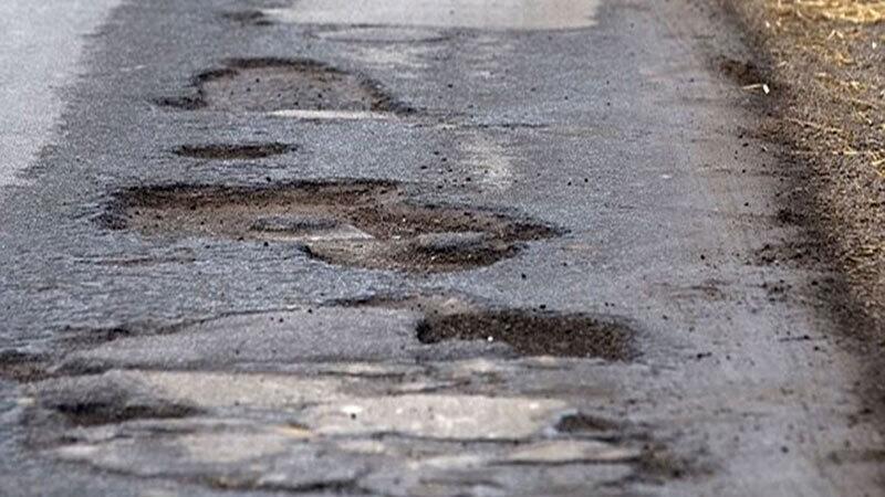 Buche sulla strada ad Alessandria: 15 cm di profondit&agrave; e slalom per evitare danni [video]