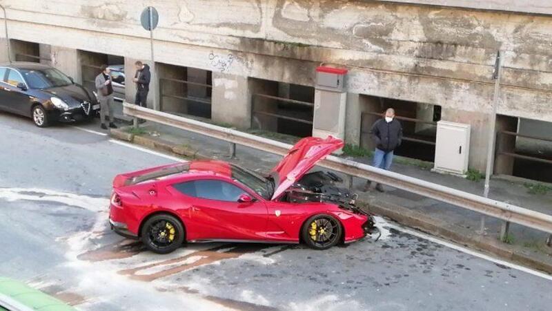 Genova: addetto dell&rsquo;autolavaggio si schianta con la Ferrari del calciatore Marchetti [FOTOGALLERY]