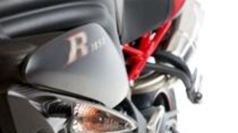 Triumph Speed Triple R &quot;Dark&quot;, solo per l&#039;UK