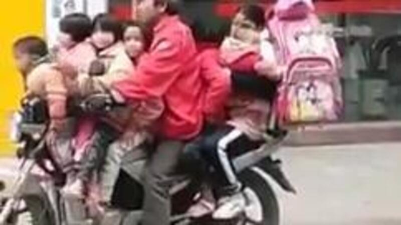 La moto che si credeva uno scuolabus [VIDEO VIRALE]