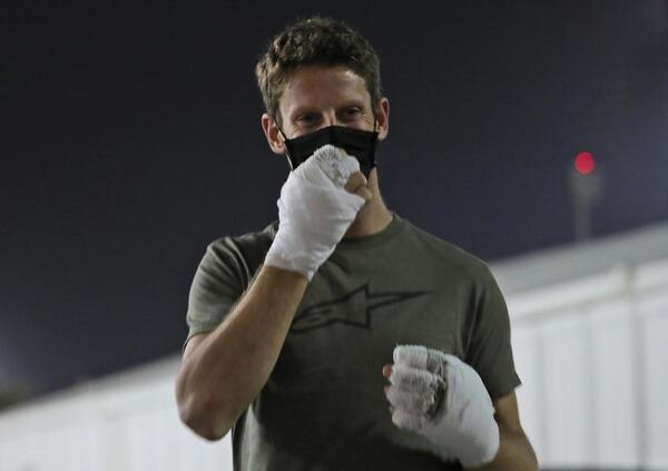 La foto shock delle mani di Romain Grosjean dopo l&#039;incidente in Bahrain [FOTO]