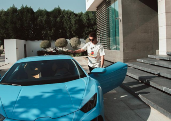 [VIDEO] Jorge Lorenzo ritira il quadro di Mr. Dripping con una Lamborghini Aventador