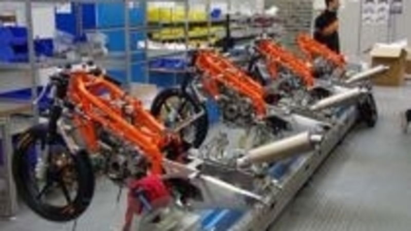 KTM: come nascono la RC250 Moto3 (video)