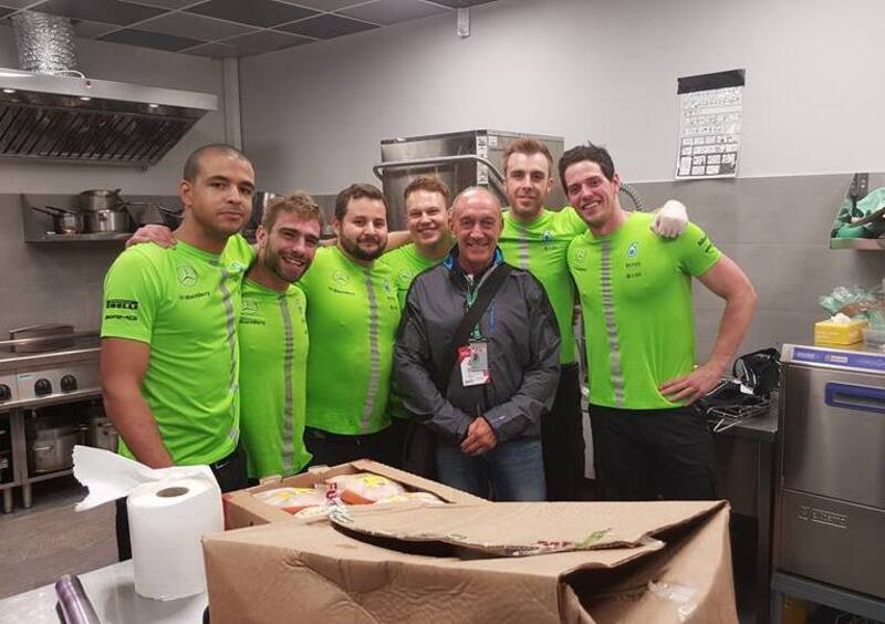 L'uomo che fa mangiare il Circus