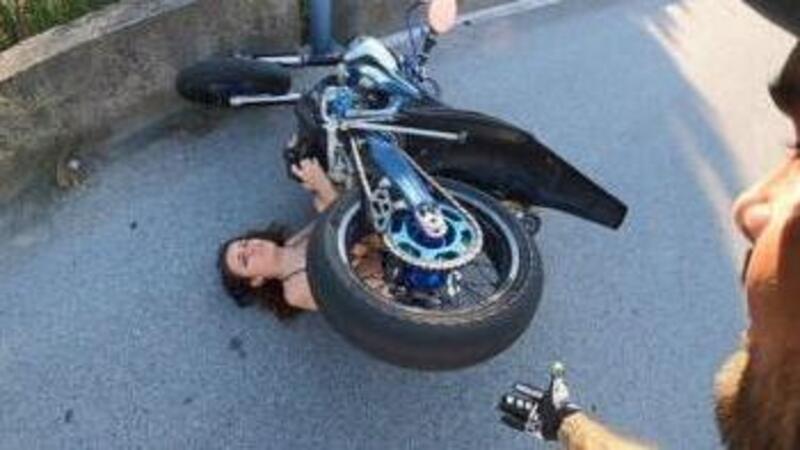 Moto fail: lo youtuber, lo stoppie e la povera fotografa che ha rischiato grosso [VIDEO VIRALE]