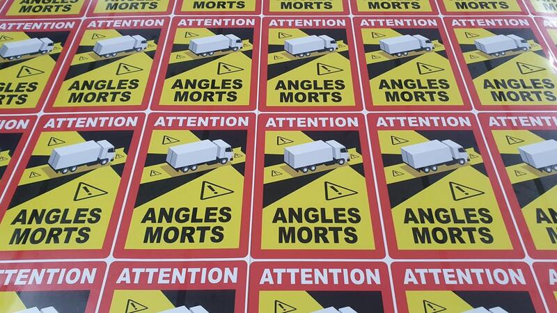Francia: mezzi pesanti con gli adesivi per segnalare gli angoli ciechi