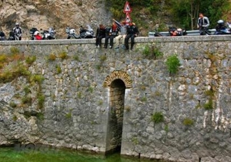 Primavera, si torna a girare in moto. Occhio alle buche!