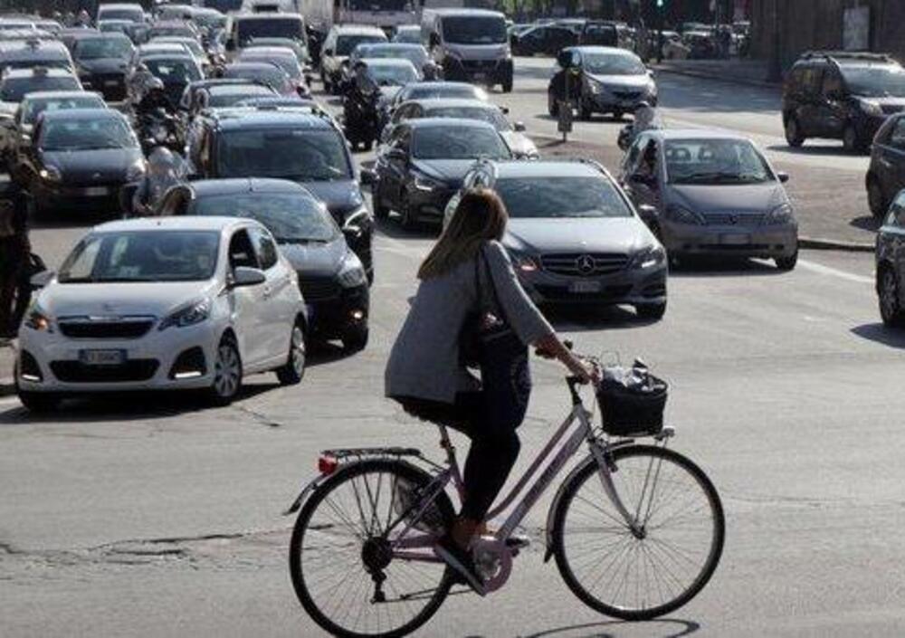 I ciclisti adesso trasgrediscono di pi&ugrave;, ma vengono multati meno