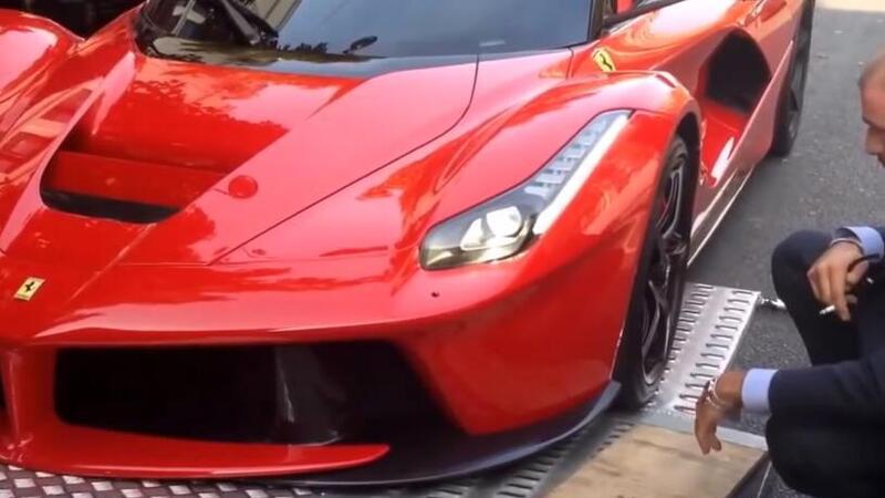 Caricare una Ferrari LaFerrari sulla bisarca? Quasi impossibile senza far danni [VIDEO]