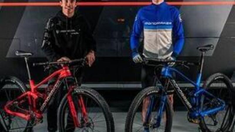 Alex e Marc Marquez in bicicletta? S&igrave;, ma per lo sponsor (e col tutore)