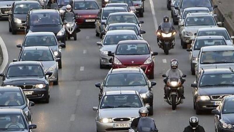 Francia, in moto tra le file di auto: incidenti aumentati. Nuovi test