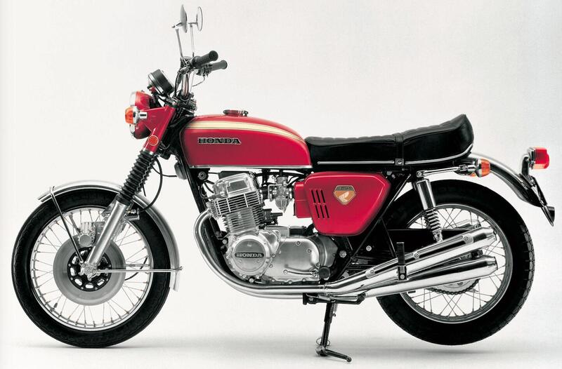 La CB 750 Four &egrave; stata una pietra miliare nella storia del motociclismo. Il motore a quattro cilindri, le prestazioni fantastiche e il funzionamento sempre impeccabile le hanno assicurato un successo straordinario. Regina dei primi anni Settanta, ha anche aperto l&rsquo;era dei freni a disco con comando idraulico