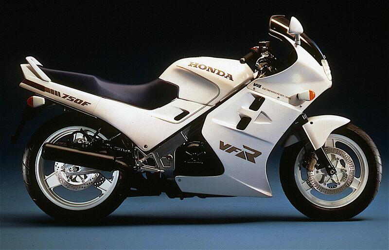 Le quadricilindriche della serie VF/VFR sono state a lungo le regine della gamma Honda e alcune versioni sportive hanno ottenuto grandi successi in endurance e in superbike. Questa VFR 750F della seconda met&agrave; degli anni Ottanta disponeva di 100 cavalli a 10500 giri/min. I quattro cilindri erano disposti a V di 90&deg;