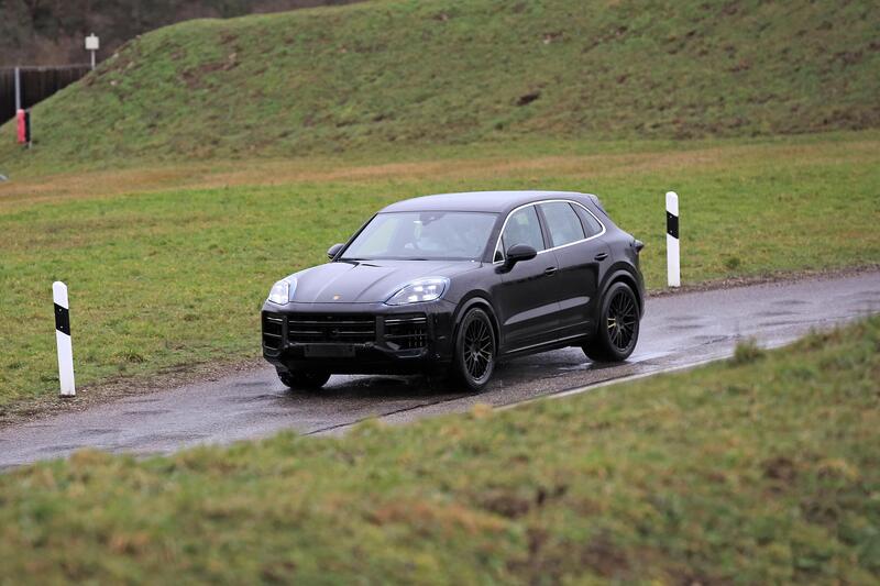 Porsche Cayenne restyling, le foto spia 