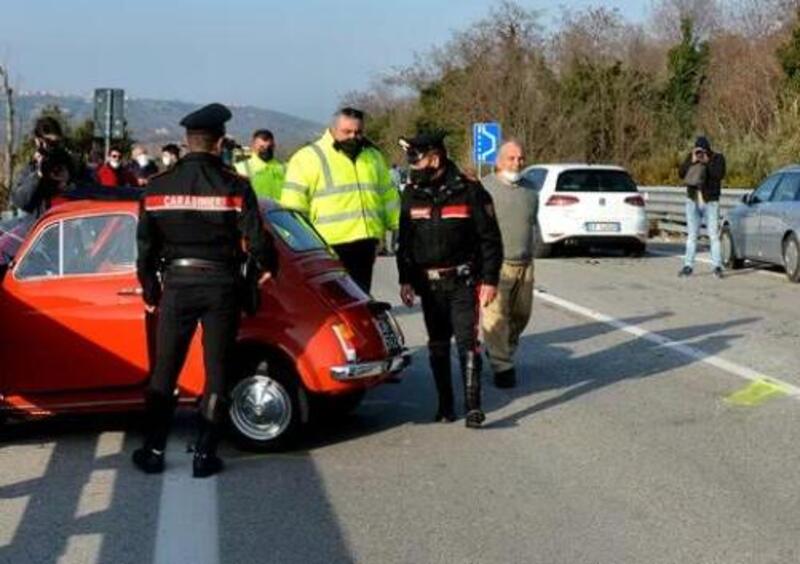 Ritira la vecchia 500 appena restaurata, ma una Golf lo travolge: morto un 66enne