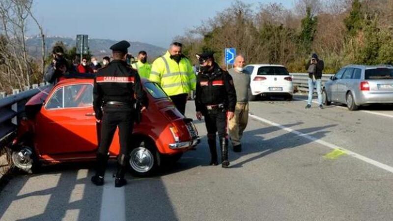 Ritira la vecchia 500 appena restaurata, ma una Golf lo travolge: morto un 66enne
