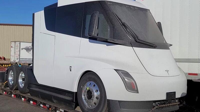 Camion semi elettrico Tesla, ecco il video dell&rsquo;ultimo prototipo 