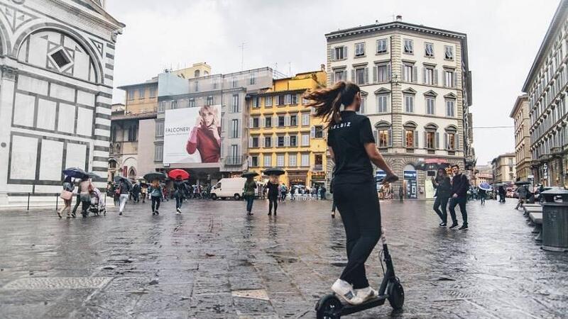 Firenze. Casco obbligatorio in monopattino, il Tar annulla l&#039;ordinanza