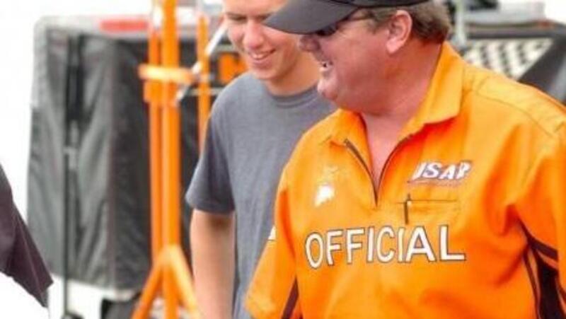 Tragedia al circuito: tenta di sedare una rissa tra i membri di due team, ma cade a terra e muore