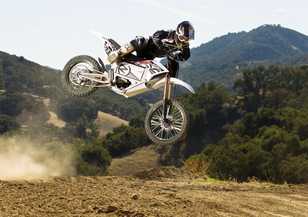 La California vieta le moto da fuoristrada: per fare motocross servir&agrave; l&rsquo;elettrico