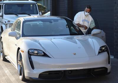 Lewis Hamilton firma con Mercedes, ma viaggia in Porsche (rigorosamente ecofriendly)