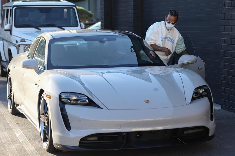 Lewis Hamilton firma con Mercedes, ma viaggia in Porsche (rigorosamente ecofriendly)