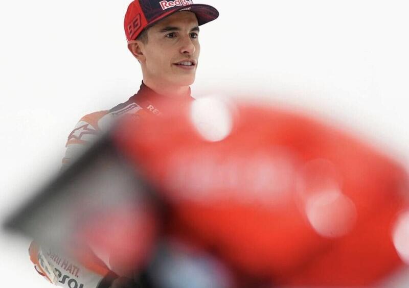 MotoGP. Marc Marquez ha gi&agrave; rimesso la tuta da gara. Foto per la stampa o chiaro messaggio ai rivali?