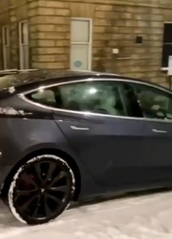 Con la Tesla sulla neve&hellip; Teslitta! [VIDEO]