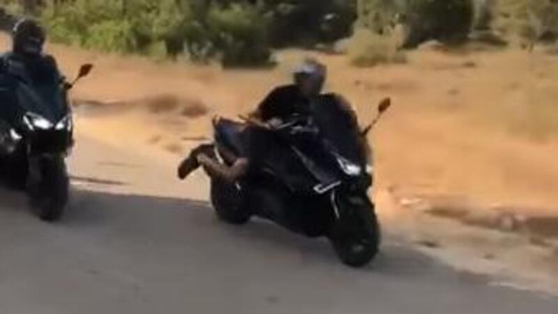 Drag race con i T-Max in calzoncini e maniche corte: vince il pi&ugrave; giovane [VIDEO]