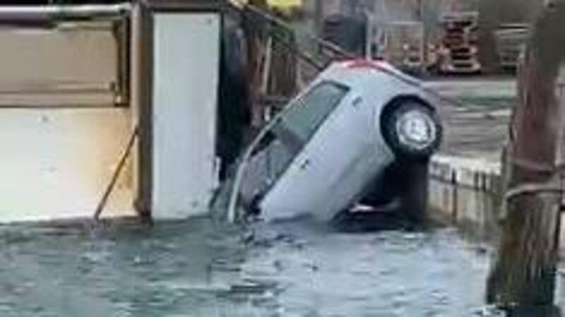 Freno a mano dimenticato e auto in mare (il proprietario si dispera, i presenti filmano) [VIDEO]