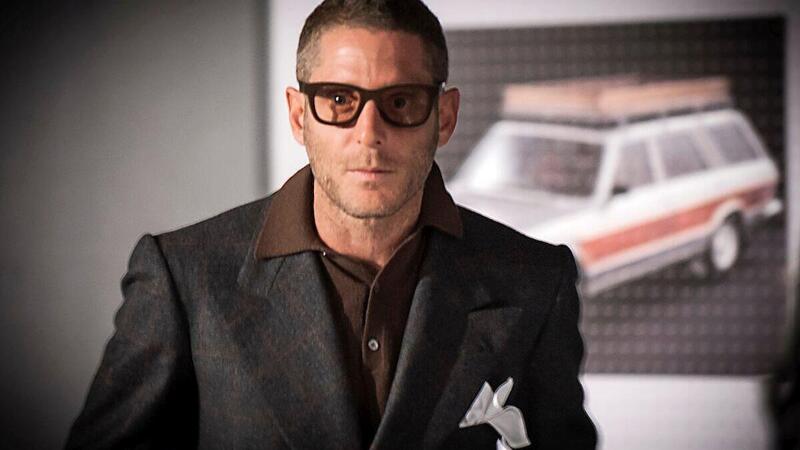 Lapo Elkann mette gli occhiali alla Ducati Desmosedici di Enea Bastianini